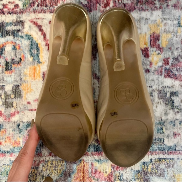 Pale blush with gold heels - Picture 4 of 4